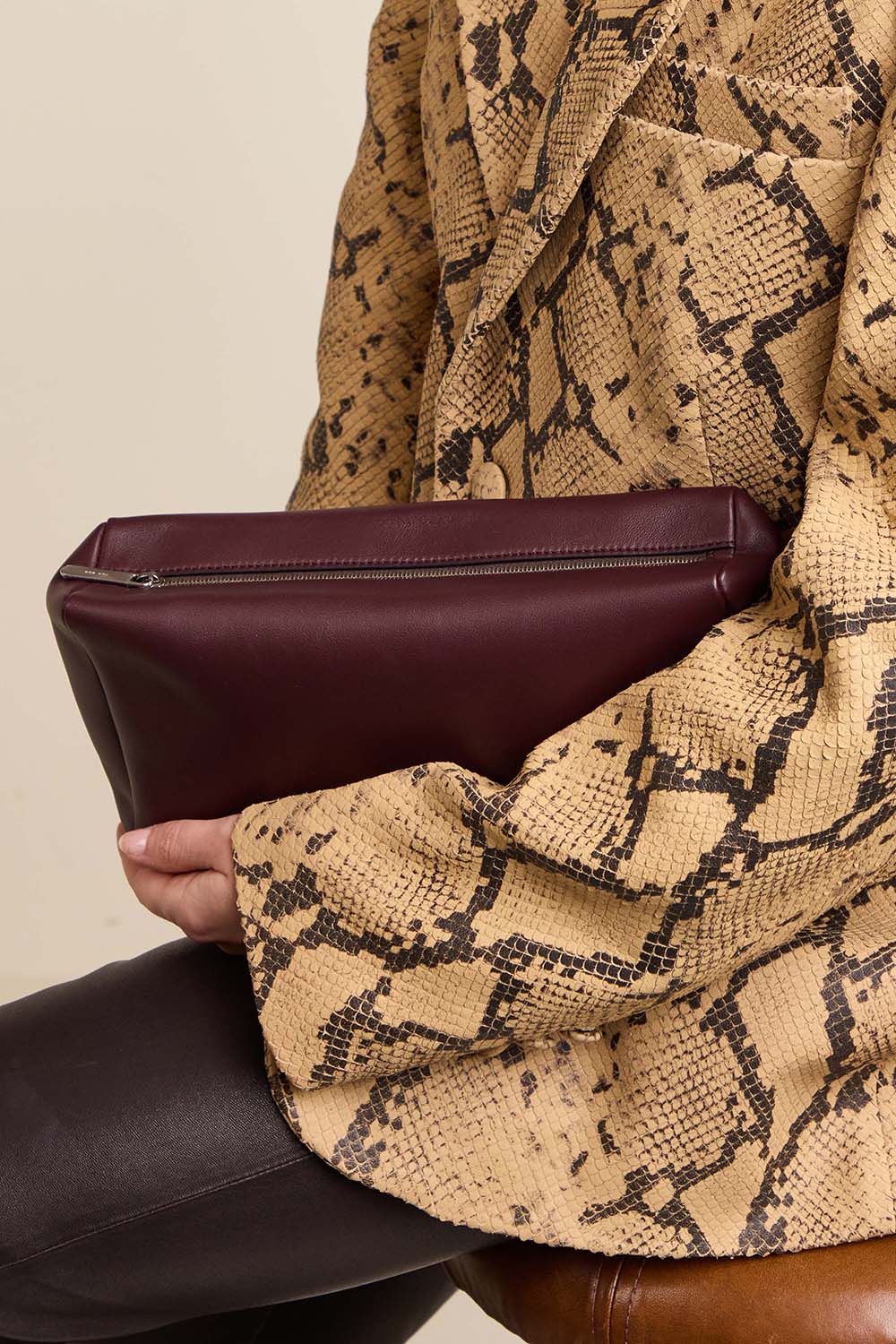 תמונת כל הלוק של תיק קלאץ'